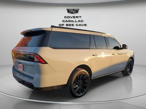 Used 2025 Lincoln Navigator L Reserve w/ Jet Appearance Package image 9