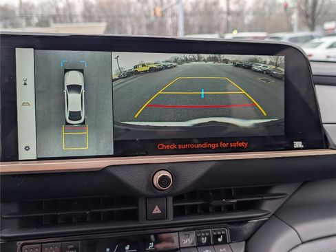 Used 2023 Toyota Crown Platinum image 28