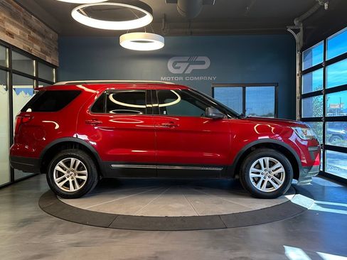 Used 2019 Ford Explorer XLT AWD/4WD image 2