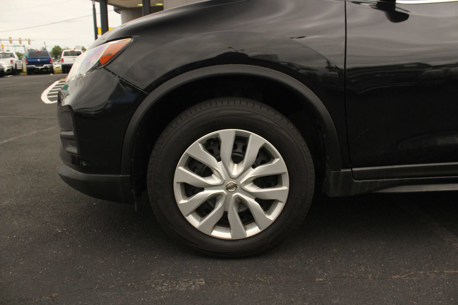 Used 2018 Nissan Rogue S AWD/4WD image 3