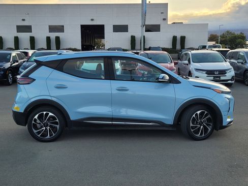 Used 2022 Chevrolet Bolt EUV Premier w/ Sun & Sound Package image 4