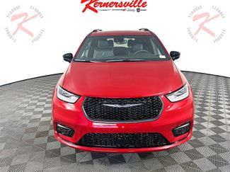 New 2026 Chrysler Pacifica Limited w/ Uconnect Theater Family Group video 2