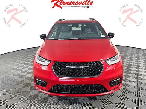 New 2026 Chrysler Pacifica Limited w/ Uconnect Theater Family Group image 2