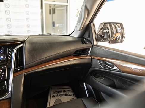 Used 2016 Cadillac Escalade ESV Premium image 41