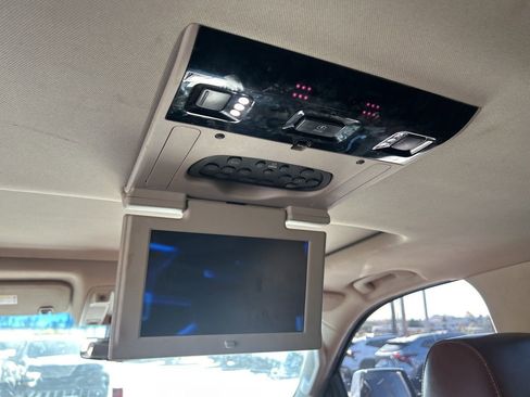 Used 2019 Cadillac Escalade ESV Premium Luxury image 34