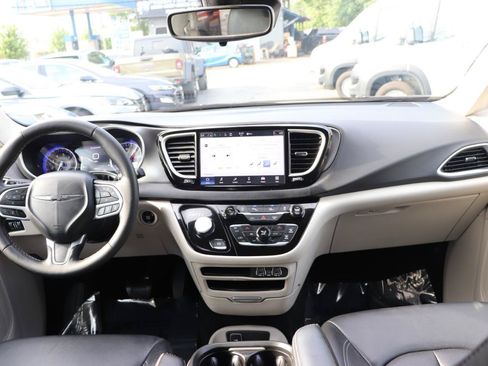 Used 2024 Chrysler Pacifica Touring-L FWD image 18