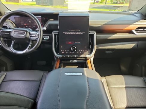 Used 2025 GMC Yukon Denali AWD/4WD image 9