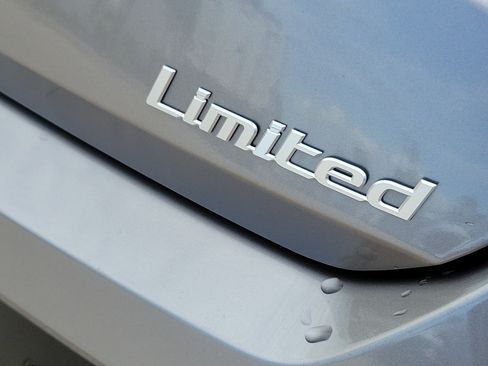Used 2024 Hyundai Elantra Limited FWD image 7