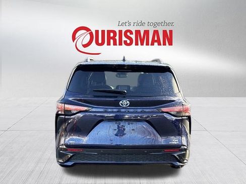 Used 2022 Toyota Sienna XSE image 3