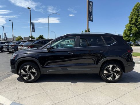 Used 2025 Volkswagen Taos SE AWD/4WD image 9