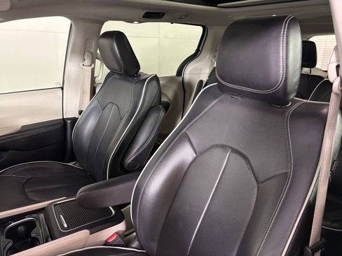 Used 2024 Chrysler Pacifica Limited image 20