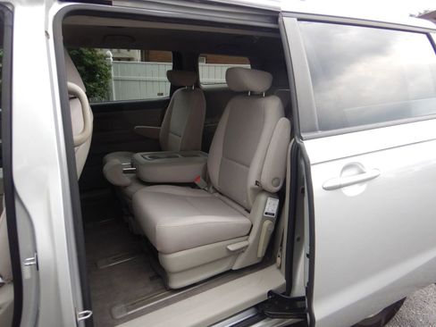 Used 2016 Kia Sedona LX image 16