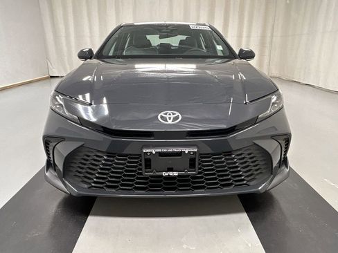 Used 2025 Toyota Camry SE image 3
