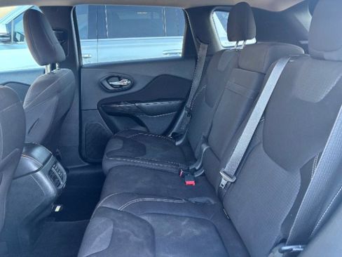 Used 2015 Jeep Cherokee Latitude image 12