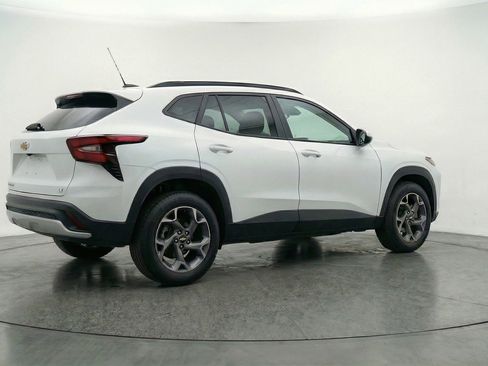 Used 2025 Chevrolet Trax LT w/ LT Convenience Package image 9