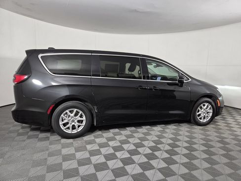 Used 2023 Chrysler Pacifica Touring-L FWD image 4