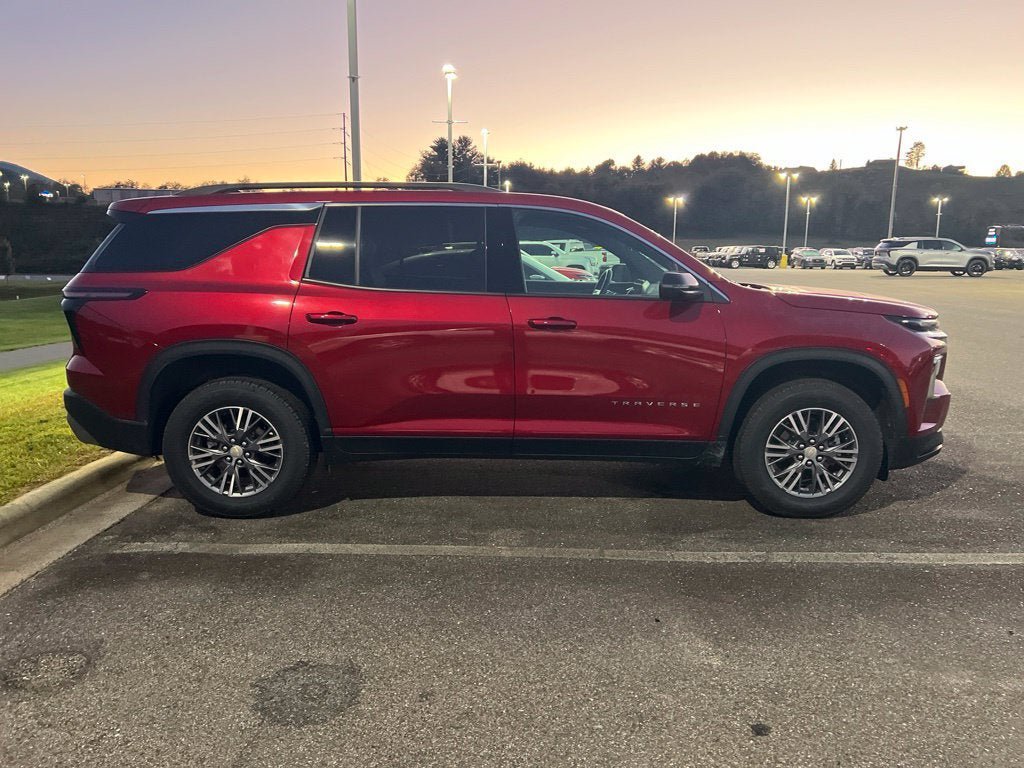 Used 2025 Chevrolet Traverse LT AWD/4WD image 4