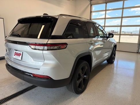 Used 2023 Jeep Grand Cherokee Altitude AWD/4WD image 8