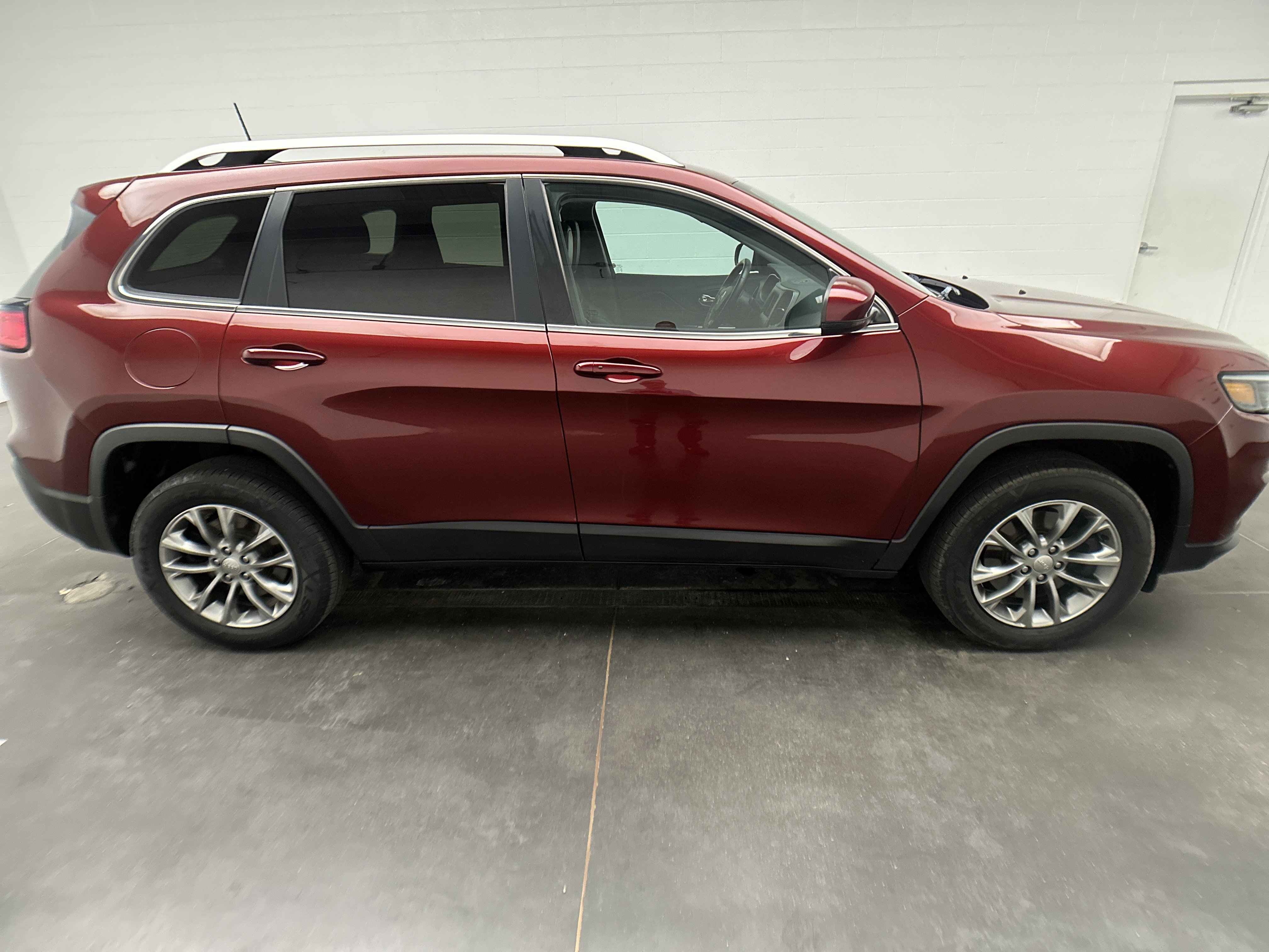 Used 2019 Jeep Cherokee Latitude Plus w/ Cold Weather Group AWD/4WD image 10