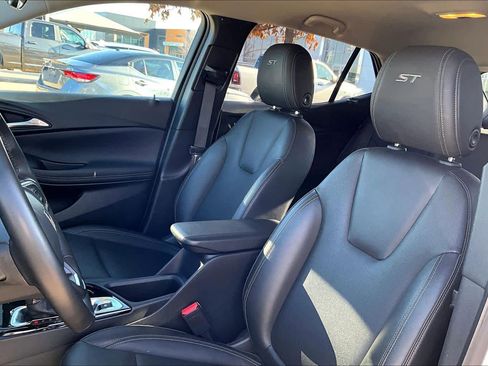 Used 2024 Buick Encore GX Sport Touring image 9