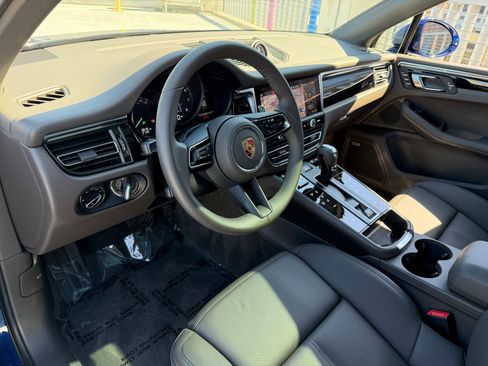 Certified 2025 Porsche Macan image 4
