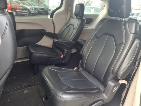 Used 2024 Chrysler Pacifica Touring-L image 32