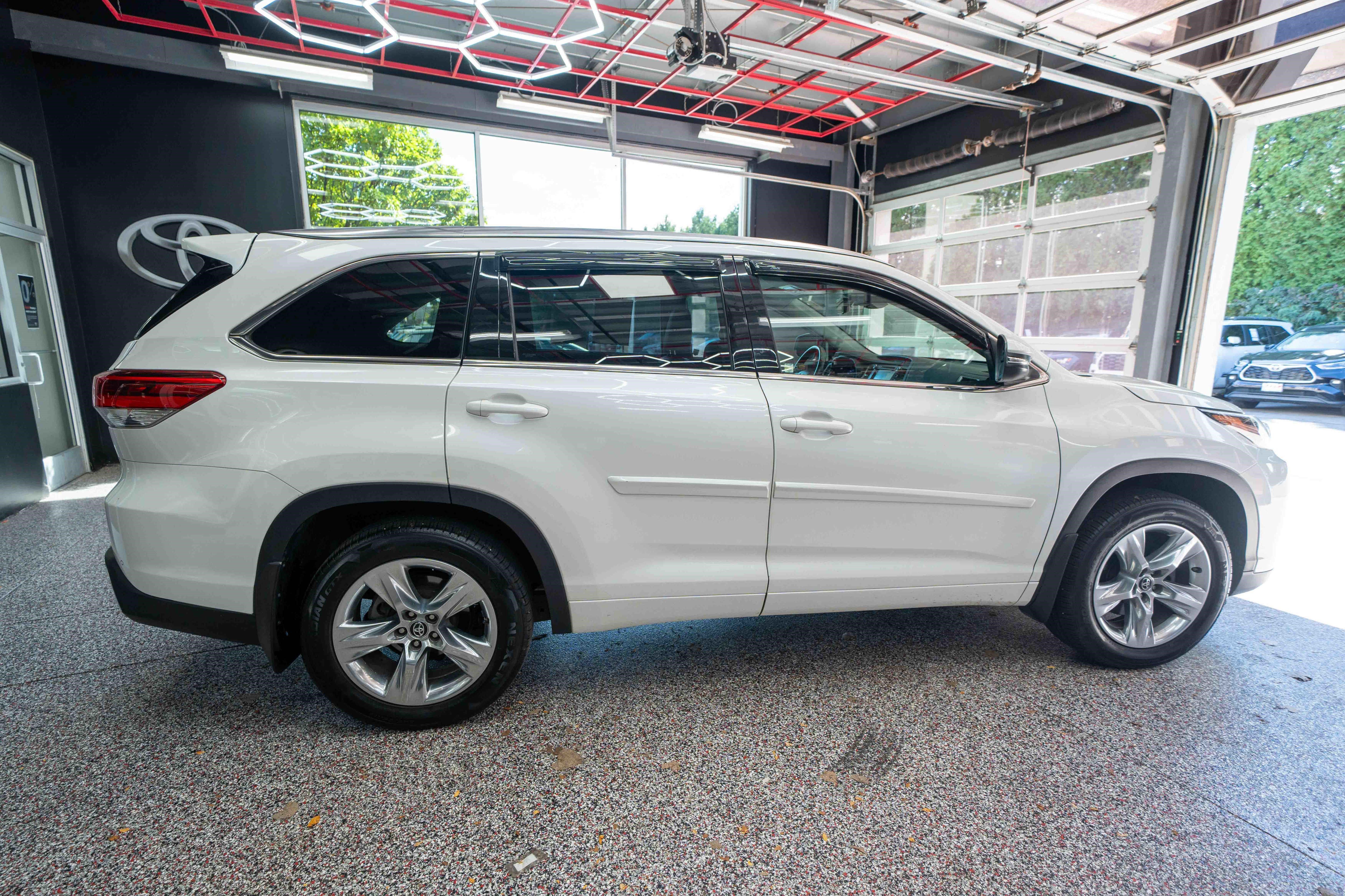 Used 2018 Toyota Highlander Limited AWD/4WD image 4