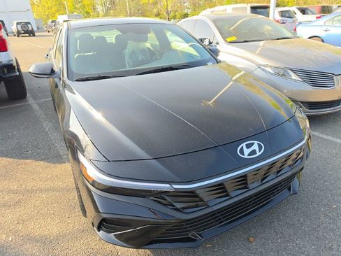 Used 2025 Hyundai Elantra Sport image 2