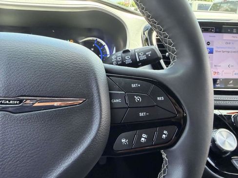 Used 2024 Chrysler Pacifica Limited FWD image 33