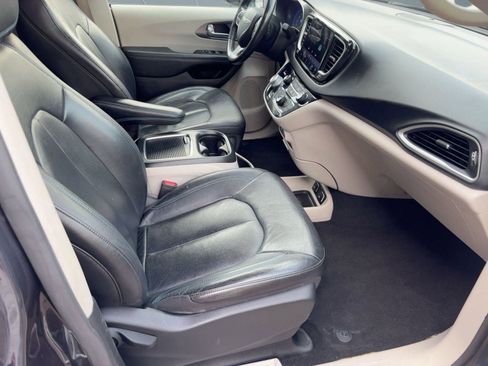 Used 2021 Chrysler Pacifica Touring-L image 26