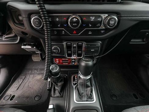 Used 2025 Jeep Gladiator Rubicon w/ Convenience Group AWD/4WD image 18
