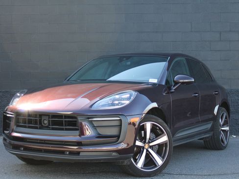 Certified 2024 Porsche Macan image 1