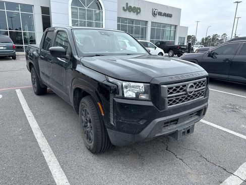 Used 2022 Nissan Frontier SV image 2