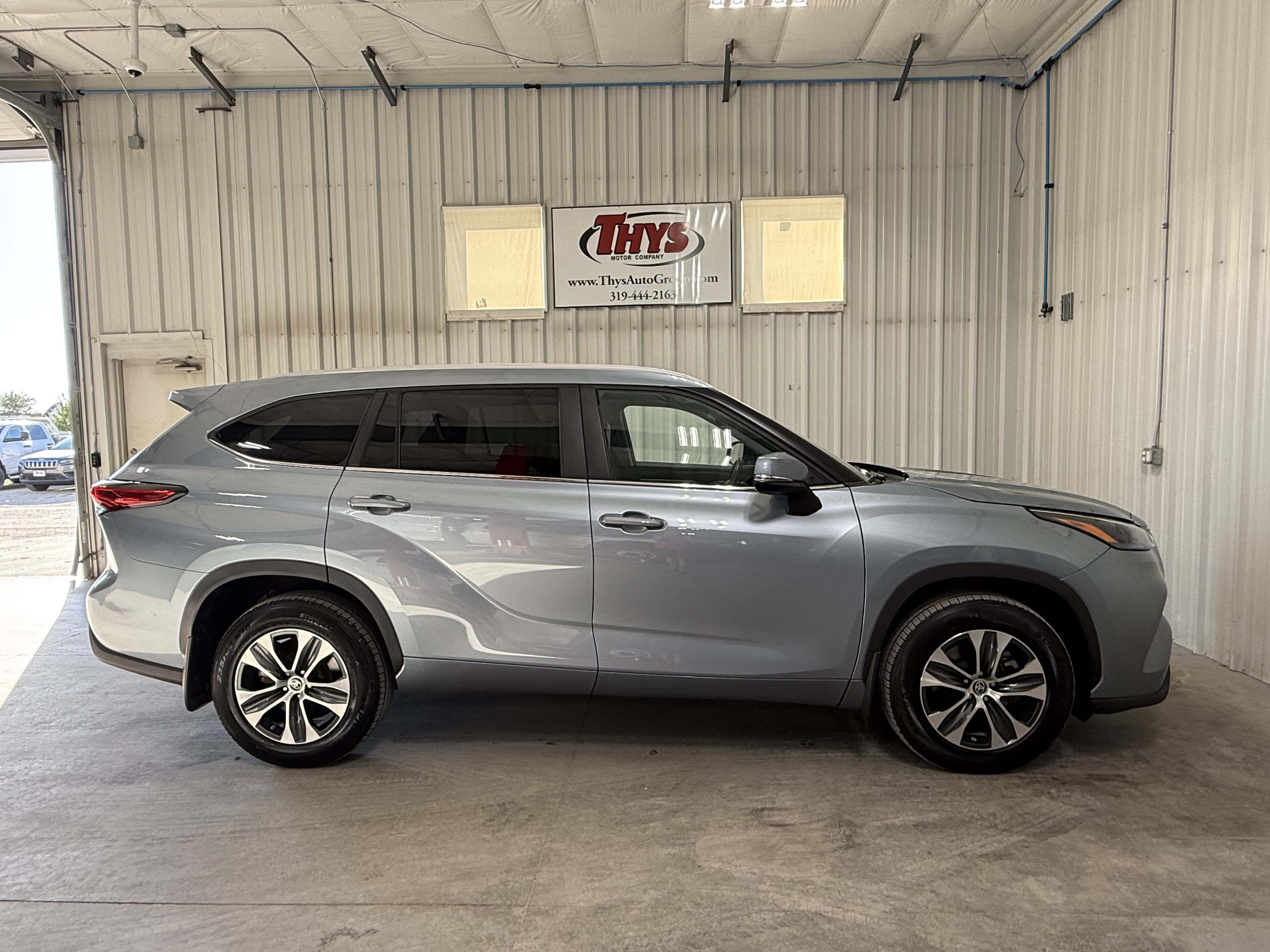 Used 2023 Toyota Highlander XLE AWD/4WD image 2