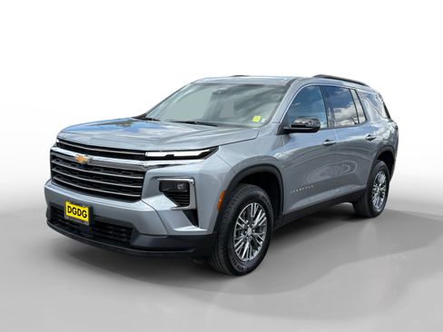 Used 2025 Chevrolet Traverse LT AWD/4WD image 1
