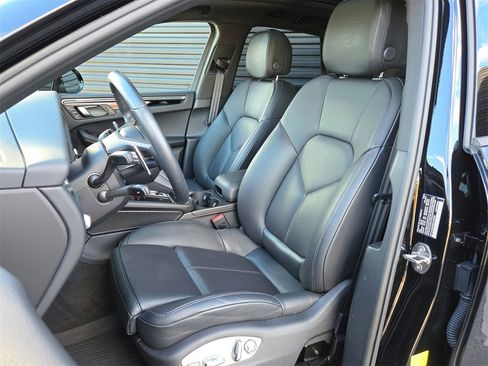Used 2025 Porsche Macan image 5