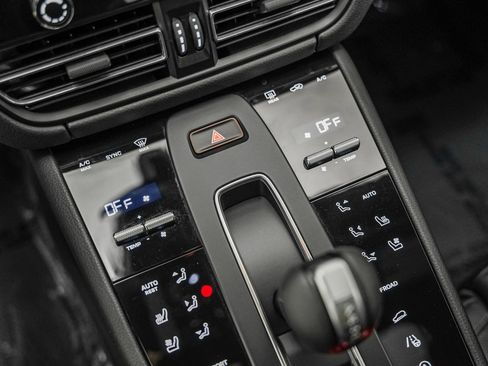 Used 2025 Porsche Macan image 21