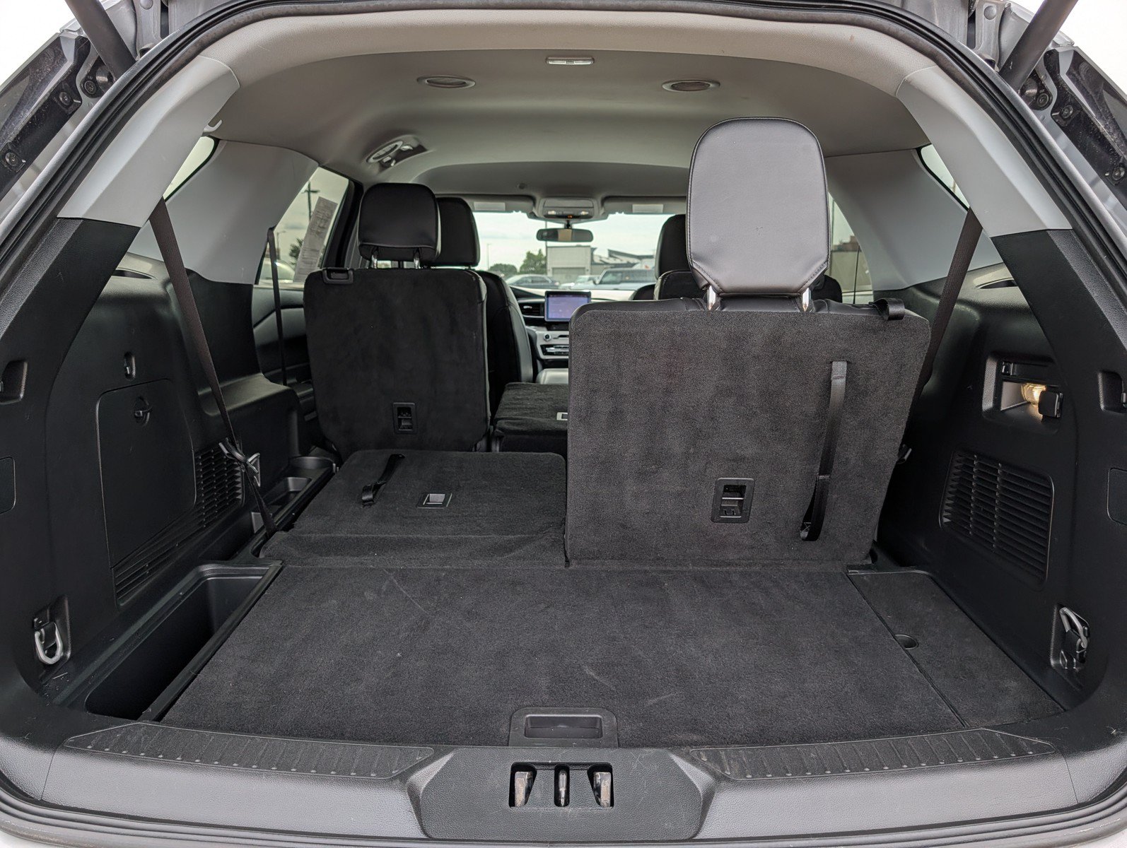 Used 2024 Ford Explorer XLT w/ Equipment Group 202A AWD/4WD image 11