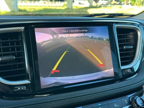 Used 2021 Chrysler Pacifica Touring-L FWD image 17