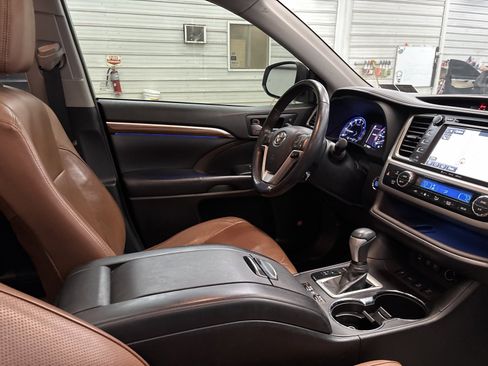 Used 2018 Toyota Highlander Limited Platinum image 30