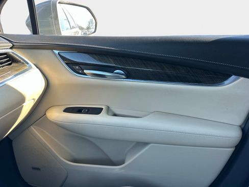 Used 2017 Cadillac XT5 FWD image 26