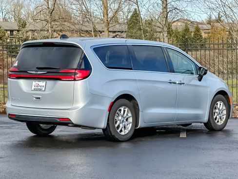 Used 2024 Chrysler Pacifica Touring-L FWD image 36