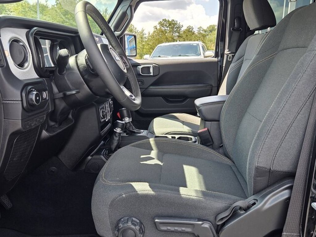 Used 2026 Jeep Wrangler Unlimited Sahara AWD/4WD image 3