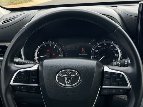 Used 2023 Toyota Highlander XLE image 13
