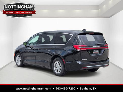 Used 2025 Chrysler Pacifica Select FWD image 4