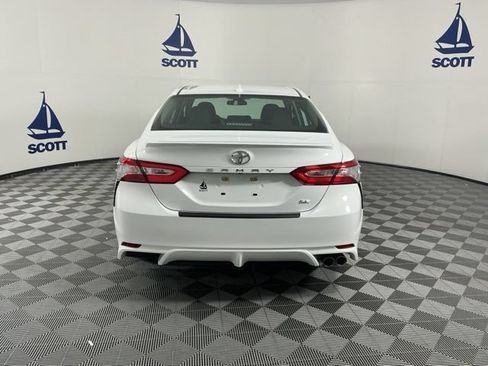 Used 2020 Toyota Camry SE FWD image 5