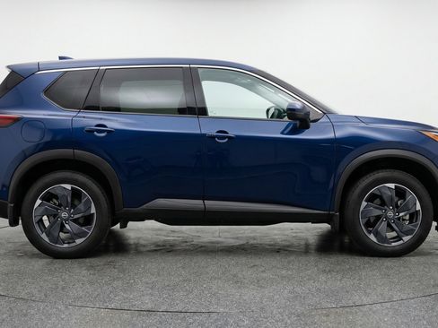 Used 2025 Nissan Rogue SV image 11