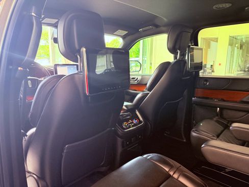 Used 2018 Lincoln Navigator Select w/ Technology Package RWD image 24