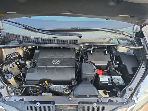 Used 2011 Toyota Sienna XLE image 33
