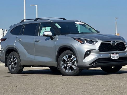 Certified 2024 Toyota Highlander XLE AWD/4WD image 2
